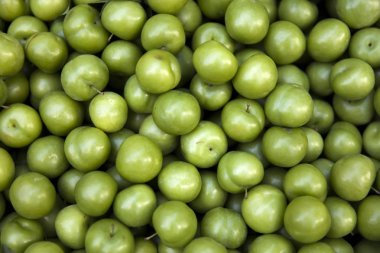 Taze organik yeşil erik yığını, greengage, İstanbul sokak pazarında, Türkiye