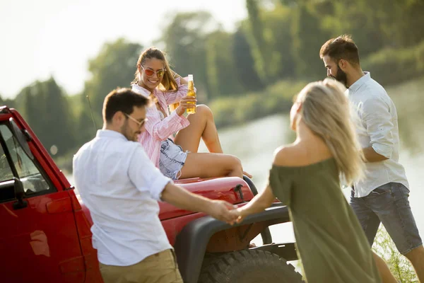 Group Young People Drinking Having Fun Car Outdoor Sunny Hot — Stock Photo, Image