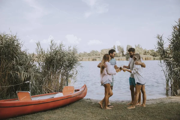 Gruppe Von Freunden Mit Apfelweinflaschen Die Boot Der Nähe Des — Stockfoto
