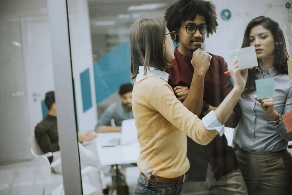 Grupo Jóvenes Empresarios Discutiendo Frente Pared Vidrio Utilizando Post Notas —  Fotos de Stock