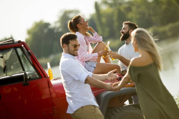 Grupo Jovens Bebendo Divertindo Carro Livre Dia Verão Quente Ensolarado — Fotografia de Stock