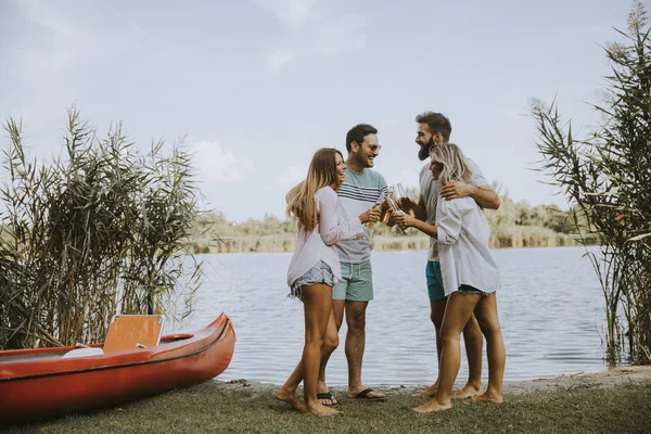 Gruppe Von Freunden Mit Apfelweinflaschen Die Boot Der Nähe Des — Stockfoto