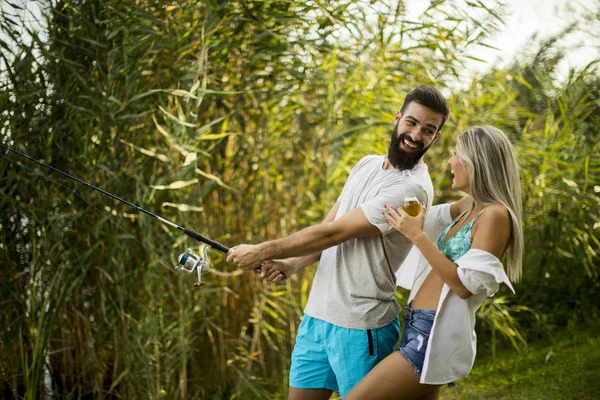 Bella Giovane Coppia Godendo Pesca Giornata Sole Lago Calmo — Foto Stock