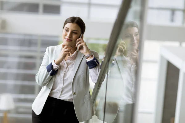 비즈니스 여성은 사무실에서 계단에 전화를 사용합니다 — 스톡 사진