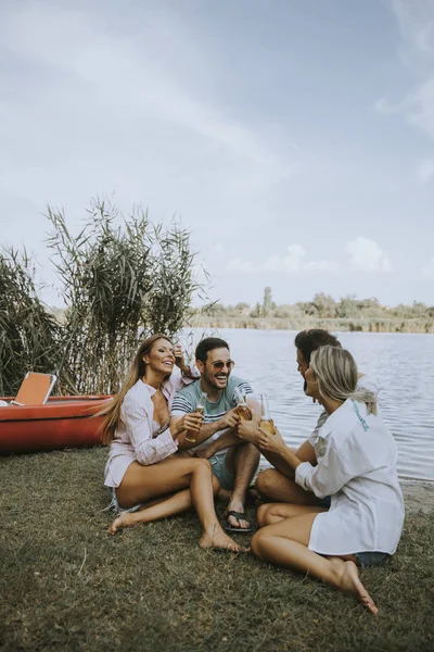 Groupe Amis Avec Des Bouteilles Cidre Assis Près Bateau Près — Photo