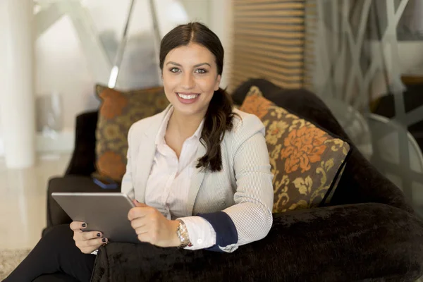 Mulher Negócios Muito Jovem Com Tablet Digital Sentado Sofá Sala — Fotografia de Stock