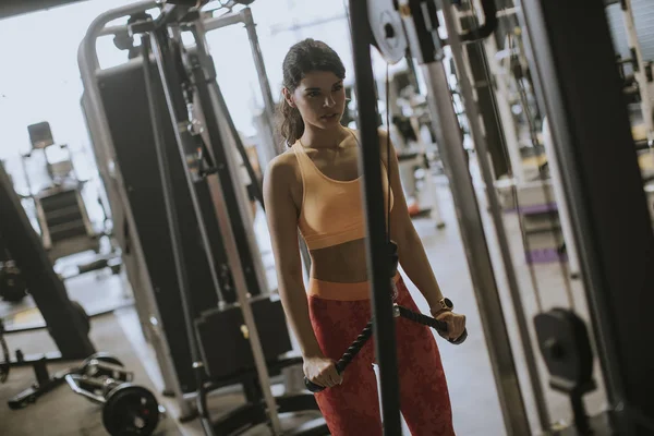 Genç Güzel Sportif Kadın Spor Salonunda Pull Makine Üzerinde Çalışıyor — Stok fotoğraf