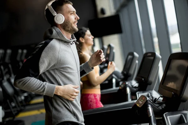 Grupp Unga Människor Som Använder Threadmill Modernt Gym — Stockfoto