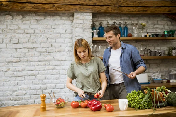 Pareja Moda Pelando Cortando Verduras Frescas Del Mercado Cocina Rústica — Foto de Stock