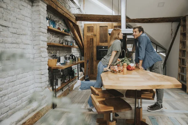 Pasangan Muda Yang Cantik Tersenyum Saat Memasak Dapur Apartemen Apartemen — Stok Foto