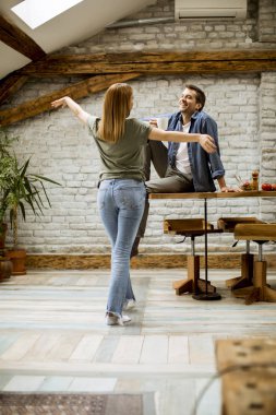 Yakışıklı genç adam onu beklerken sevimli genç kadın mutfağa geliyor