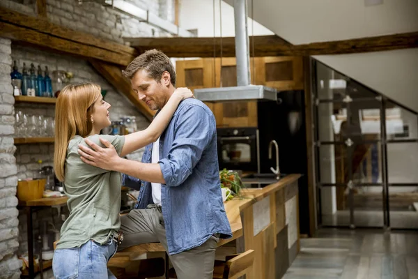 Mignon Jeune Couple Câlin Tout Cuisinant Dans Leur Cuisine Appartement — Photo