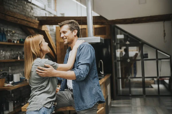 Bonito Jovem Casal Abraçando Enquanto Cozinha Seu Apartamento Cozinha — Fotografia de Stock