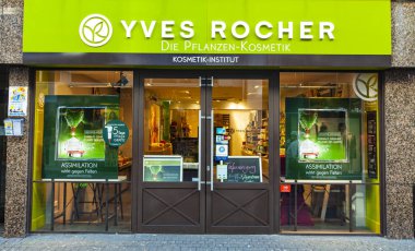 Köln, Almanya - 28 Şubat 2015: Almanya'nın Köln kentinde ki Yves Rocher mağazasının detayları. Yves Rocher, 1959 yılında Fransa'da kurulmuş dünya çapında bir kozmetik ve güzellik markasıdır..