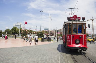 İstanbul, Türkiye - 15 Haziran 2019: İstanbul nostaljik tramvaylarda kimliği belirsiz kişiler. İstanbul'da miras tramvay ile iki tramvay vardır.