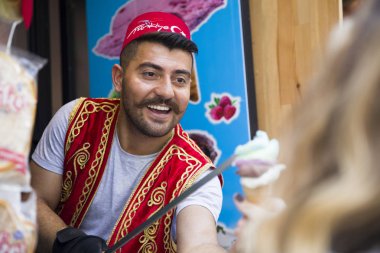 İstanbul, Türkiye - 15 Haziran 2019: İstanbul,Türkiye'de türk dondurmasının tanımlanamayan satıcısı. Geleneksel Türk dondurması salep ile yapıldı, orkide çiçekleriyle üretildi.