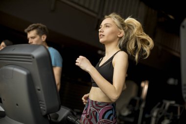 Modern spor salonunda iplik fabrikası kullanan bir grup genç