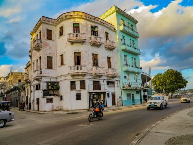 Havana, Küba - 24 Kasım 2015: Havana, Küba caddesinde kimliği belirsiz kişiler. İspanyol sömürge mimarisi ile Küba başkenti.