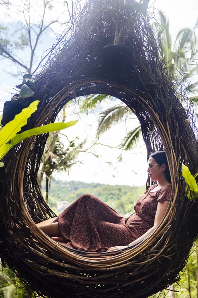 Female Tourist Sitting Large Bird Nest Tree Bali Island Indonesia — Stock Photo, Image