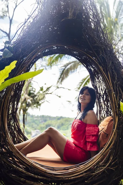 Kobieta Turysta Siedzi Dużym Ptasim Gniazdku Drzewie Wyspie Bali Indonezji — Zdjęcie stockowe
