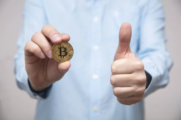 Ver Hombre Negocios Ofrece Bitcoin Mano — Foto de Stock