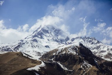 Gürcistan'ın Mtskheta-Mtianeti bölgesindeki yüksek enlem dağlarında manzara