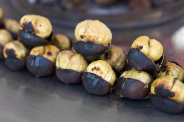 Taze kavrulmuş chesnuts de Closeup görünümü