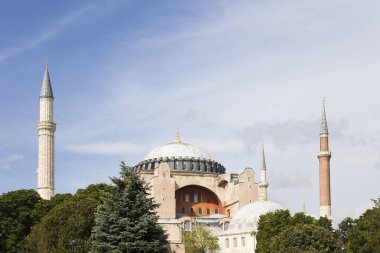İstanbul'un eski kentinde ayasofya kubbe ve minareleri görünümü