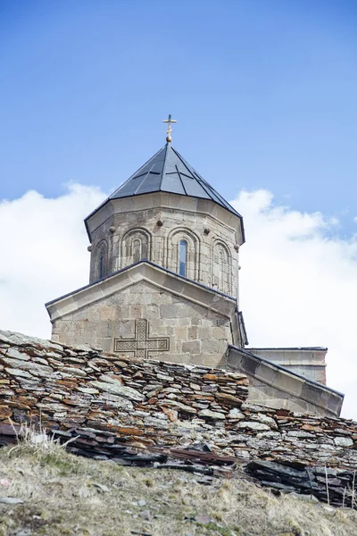 Zobacz Kościele Gergeti Trinity Gruzji — Zdjęcie stockowe