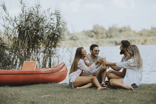 Grupo Amigos Com Garrafas Sidra Sentado Junto Barco Perto Belo — Fotografia de Stock