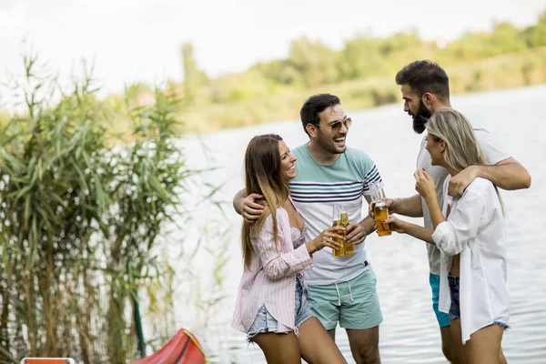 Groupe Amis Avec Des Bouteilles Cidre Debout Près Bateau Près — Photo