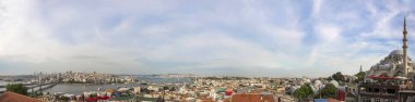 İstanbul, Türkiye - 21 Haziran 2019: İstanbul'daki evlerde ve kamu binalarında havadan görünüm. İstanbul, 15 milyondan fazla vatandaşıyla Türkiye'nin önemli bir şehridir..