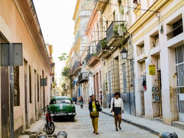 Havana, Küba - 26 Kasım 2015: Havana, Küba caddesinde kimliği belirsiz kişiler. İspanyol sömürge mimarisi ile Küba başkenti.