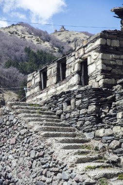 Gürcistan'da kazbegi zirvesi yakınlarındaki Gergeti köyünde eski taşlı dağ evi görünümü