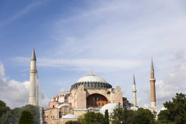 İstanbul'un eski kentinde ayasofya kubbe ve minareleri görünümü