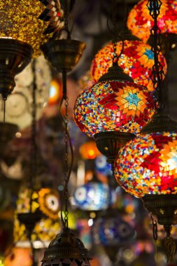 Türkiye 'nin İstanbul kentindeki Kapalı Çarşıda Türk dekoratif lambaları satılık