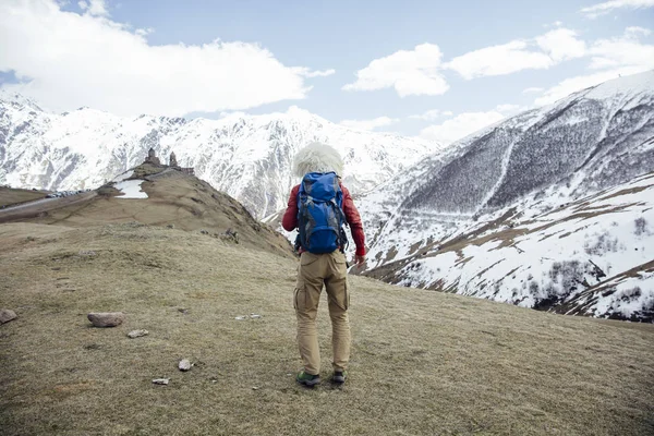 Vista Para Jovem Caminhante Com Chapéu Pele Tradicional Papakha Montanhas — Fotografia de Stock