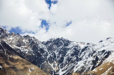 Gürcistan'ın Mtskheta-Mtianeti bölgesindeki yüksek enlem dağlarında manzara