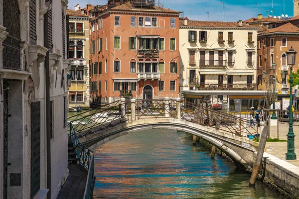 Venetië Italië Mei 2019 Ongeïdentificeerde Mensen Door Brug Venetië Italië — Stockfoto