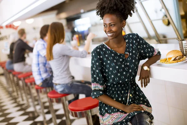 Pretty Genç Afro Amerikan Kadın Lokantada Oturan — Stok fotoğraf