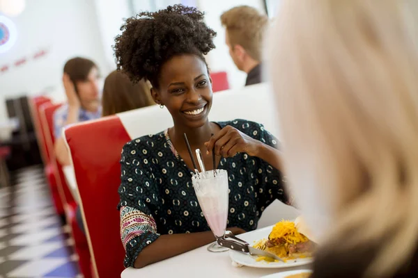 Multiracial Jóvenes Amigas Comiendo Comida Rápida Una Mesa Restaurante —  Fotos de Stock