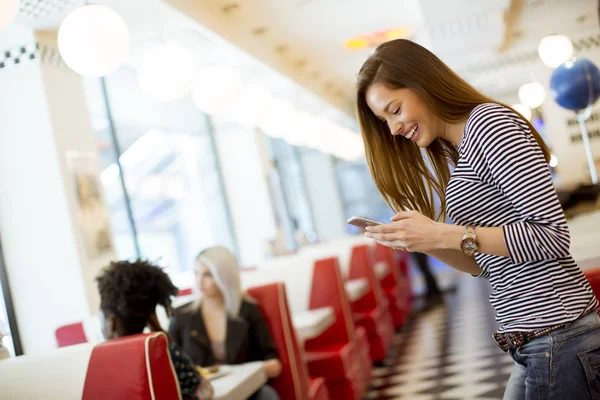 Mujer Joven Bonita Con Teléfono Móvil Cafetería — Foto de Stock