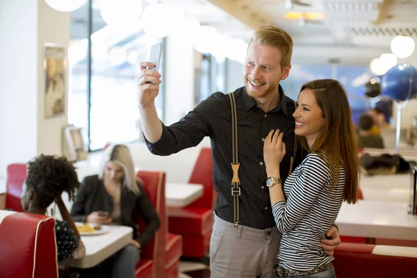 Pareja Joven Tomando Selfie Con Teléfono Móvil Cafetería —  Fotos de Stock