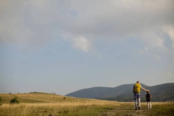 Young Father His Cute Daughter Enjoy Hiking Sunny Day — Stock Photo, Image