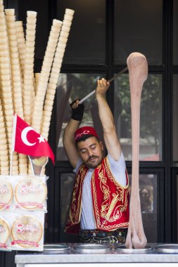 İstanbul, Türkiye - 15 Haziran 2019: İstanbul,Türkiye'de türk dondurmasının tanımlanamayan satıcısı. Geleneksel Türk dondurması salep ile yapıldı, orkide çiçekleriyle üretildi.