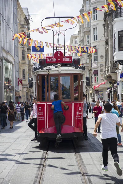 Stanbul Türkiye Haziran 2019 Stanbul Nostaljik Tramvaylarda Kimliği Belirsiz Kişiler — Stok fotoğraf