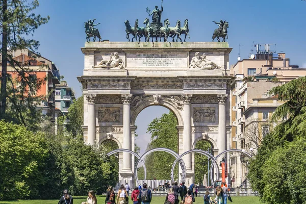 Milaan Italië April 2019 Ongeïdentificeerde Mensen Door Triomfboog Arco Della — Stockfoto