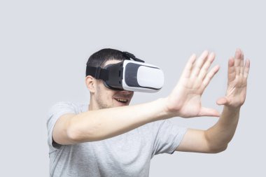 Stüdyoda vr kulaklık kullanan genç adam, sanal gerçeklik yaşıyor