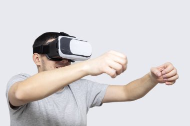 Stüdyoda vr kulaklık kullanan genç adam, sanal gerçeklik yaşıyor