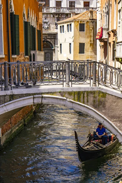 Venedig Italien Maj 2019 Traditionella Gondoler Kanalen Venedig Italien Vid — Stockfoto